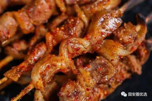 店家特选上好的牛腰 将牛腰切成两半,去除腰筋 然后用凉水冲泡一小时